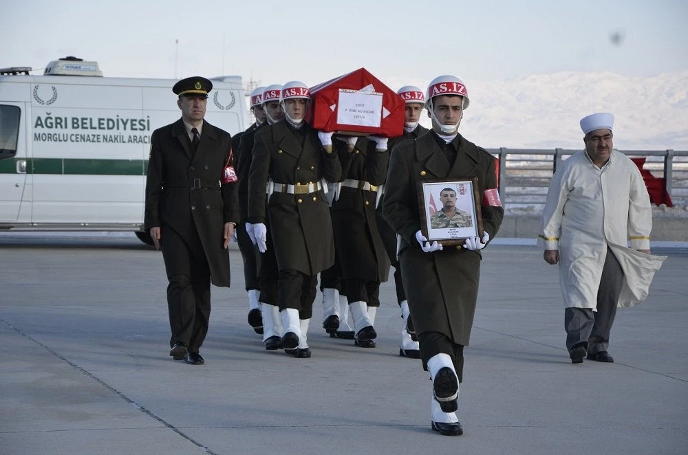 Σοκ στην Τουρκία! Απελπισμένος ο «Σουλτάνος» – Δεκάδες φέρετρα καταφθάνουν στα αεροδρόμια – Τραγουδούν οθωμανικά τσιφτετέλια για να ανέβει το ηθικό τους